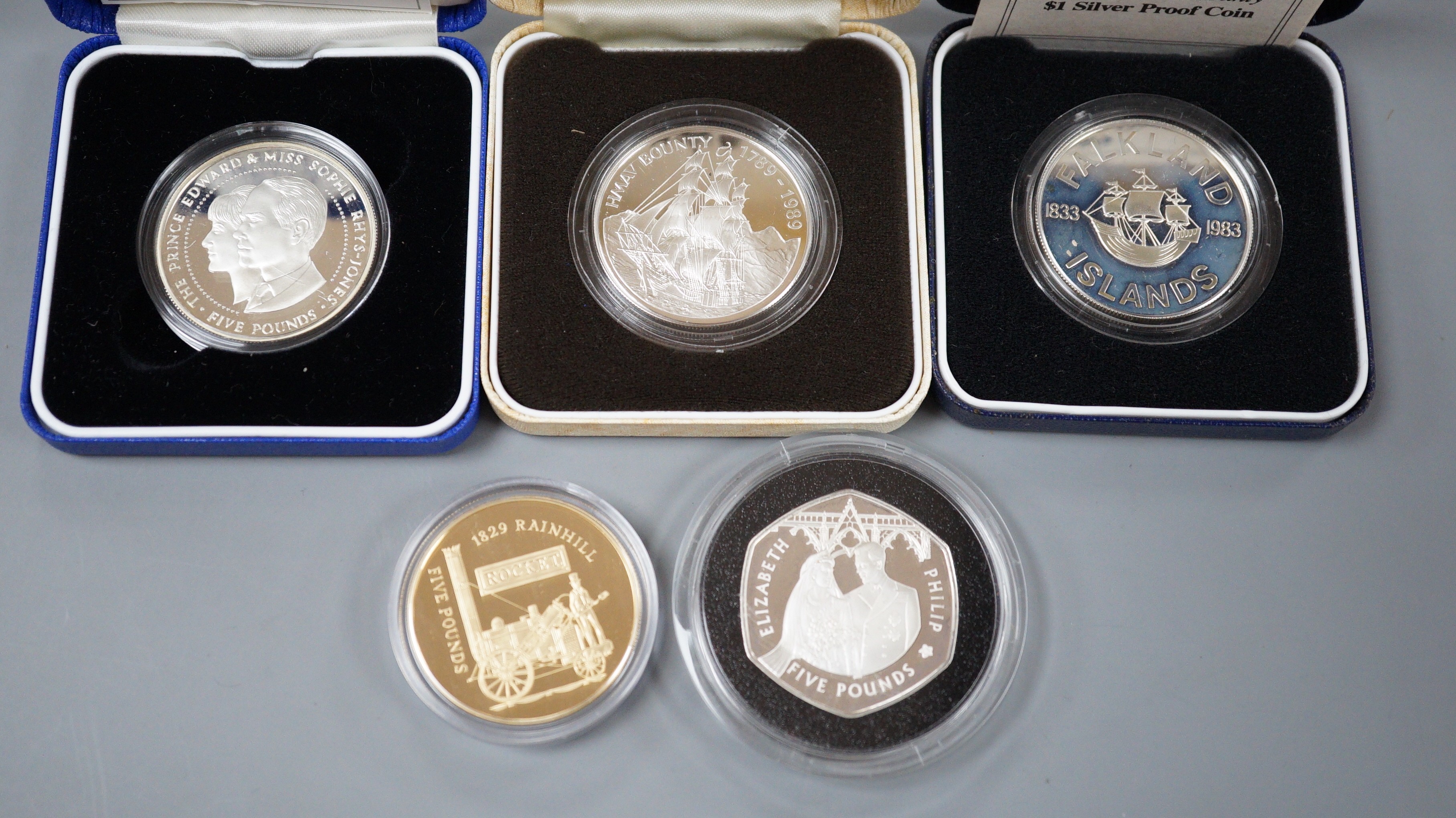 Cased Royal Mint silver proof coins – 2007 Alderney £5, 2006 gilded £5, two 1989 Pitcairn Islands $1 and 1999 Guernsey £5 (5)
